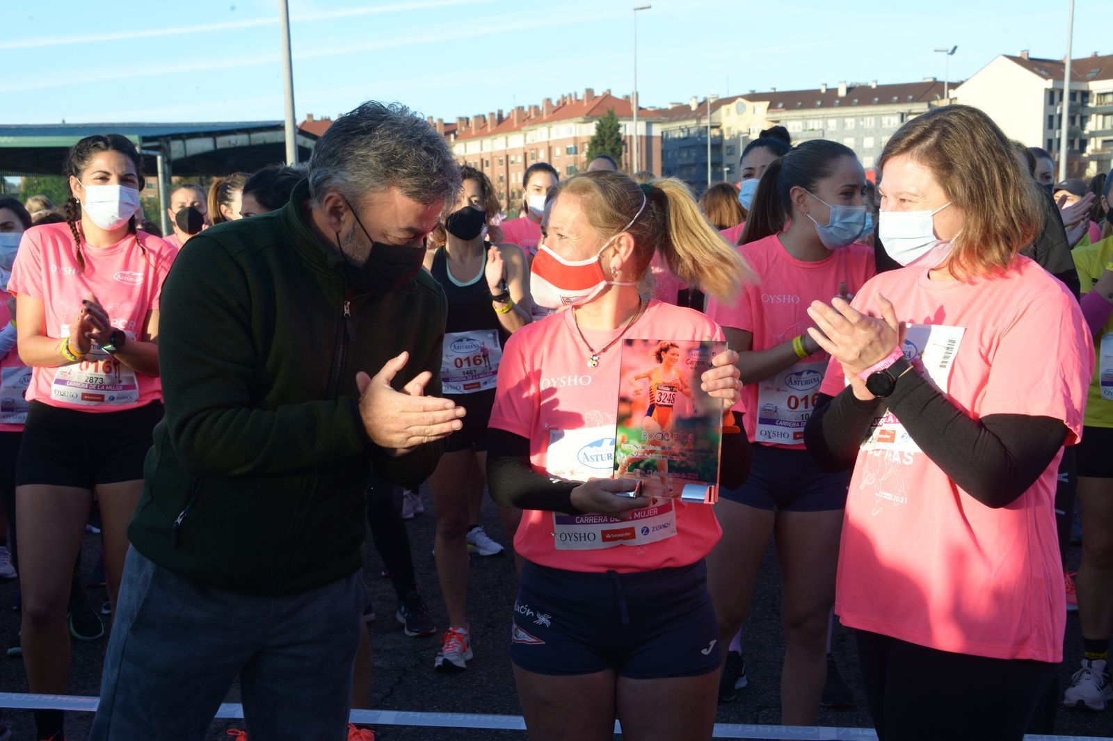 Las mejores fotos de la Carrera de la Mujer Central Lechera Asturiana Gijón 2021 (HOMENAJES DE SALIDA)
