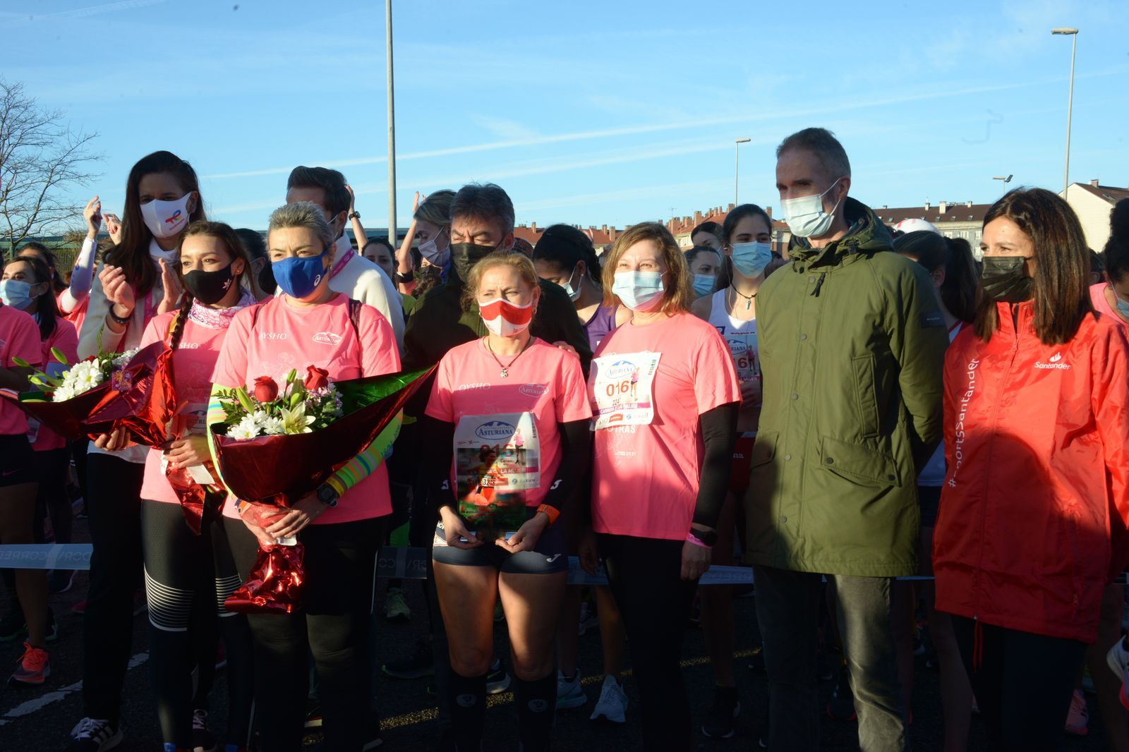 Las mejores fotos de la Carrera de la Mujer Central Lechera Asturiana Gijón 2021 (HOMENAJES DE SALIDA)
