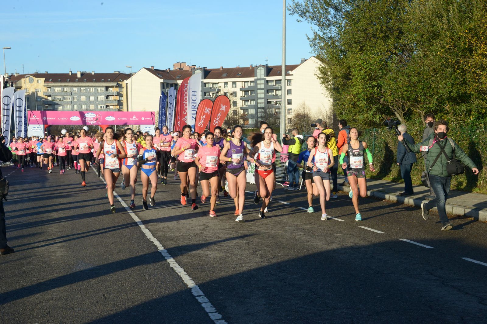 Las mejores fotos de la Carrera de la Mujer Central Lechera Asturiana Gijón 2021 (CARRERA / GALERÍA 1)