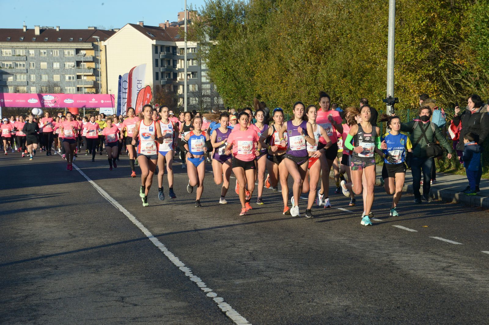 Las mejores fotos de la Carrera de la Mujer Central Lechera Asturiana Gijón 2021 (CARRERA / GALERÍA 1)