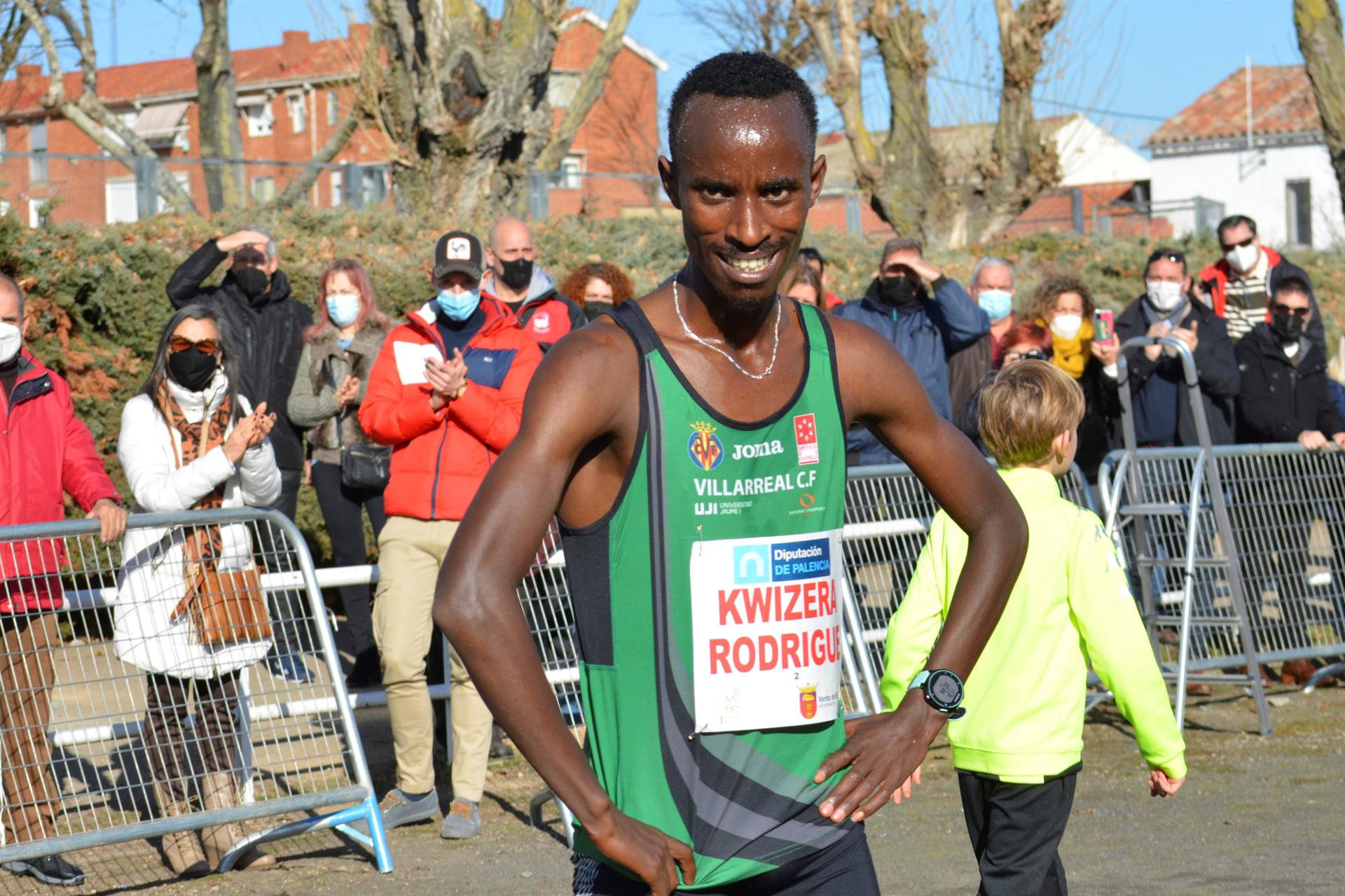 Rodrigue Kwizera tras cruzar la línea de meta del Cross de Venta de Baños. ALMUDENA ÁLVAREZ.