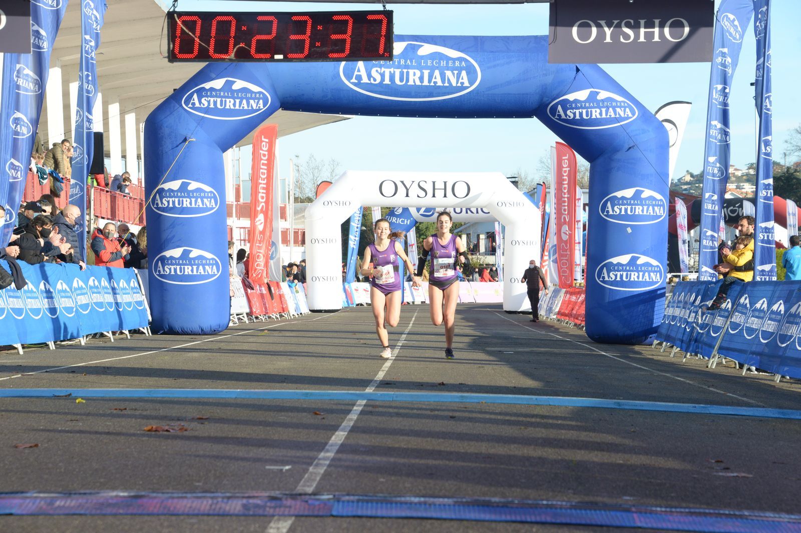 Las mejores fotos de la Carrera de la Mujer Central Lechera Asturiana Gijón 2021 (LLEGADAS A META / GALERÍA 1)