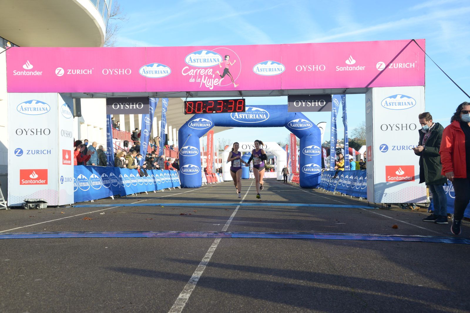 Las mejores fotos de la Carrera de la Mujer Central Lechera Asturiana Gijón 2021 (LLEGADAS A META / GALERÍA 1)