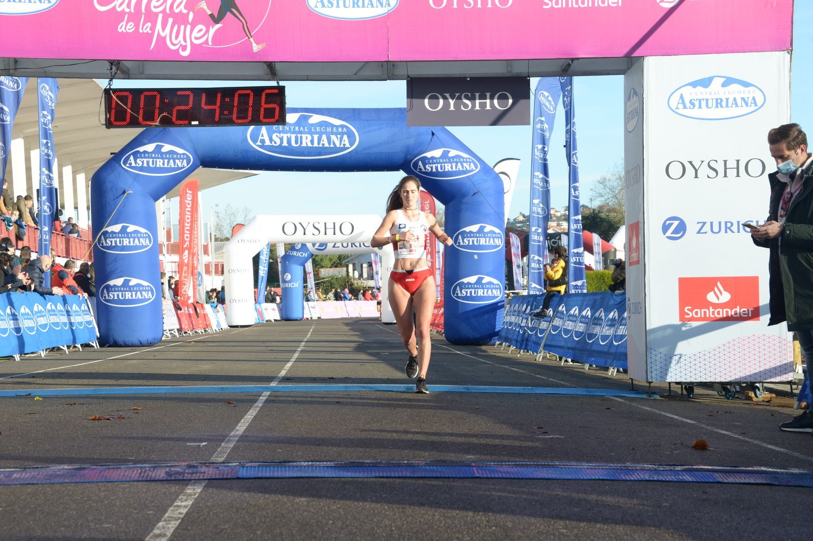 Las mejores fotos de la Carrera de la Mujer Central Lechera Asturiana Gijón 2021 (LLEGADAS A META / GALERÍA 1)