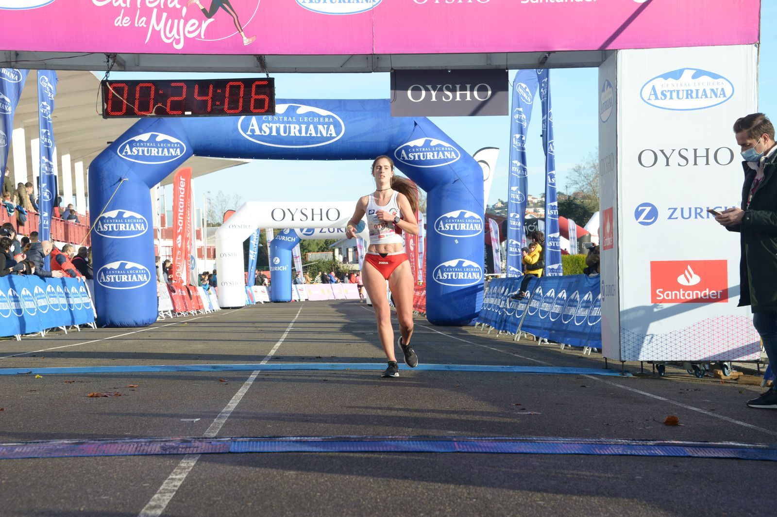 Las mejores fotos de la Carrera de la Mujer Central Lechera Asturiana Gijón 2021 (LLEGADAS A META / GALERÍA 1)