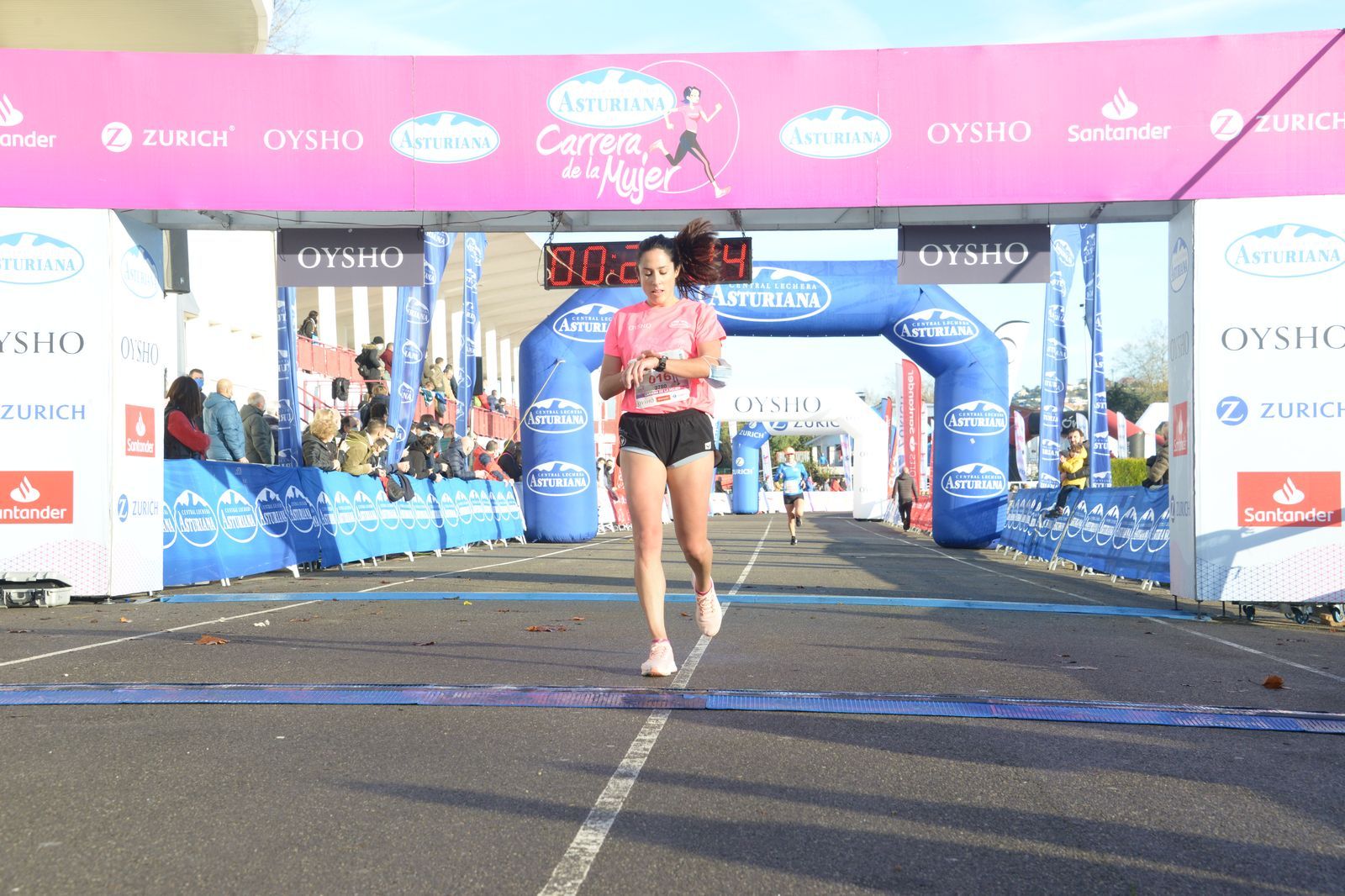 Las mejores fotos de la Carrera de la Mujer Central Lechera Asturiana Gijón 2021 (LLEGADAS A META / GALERÍA 1)