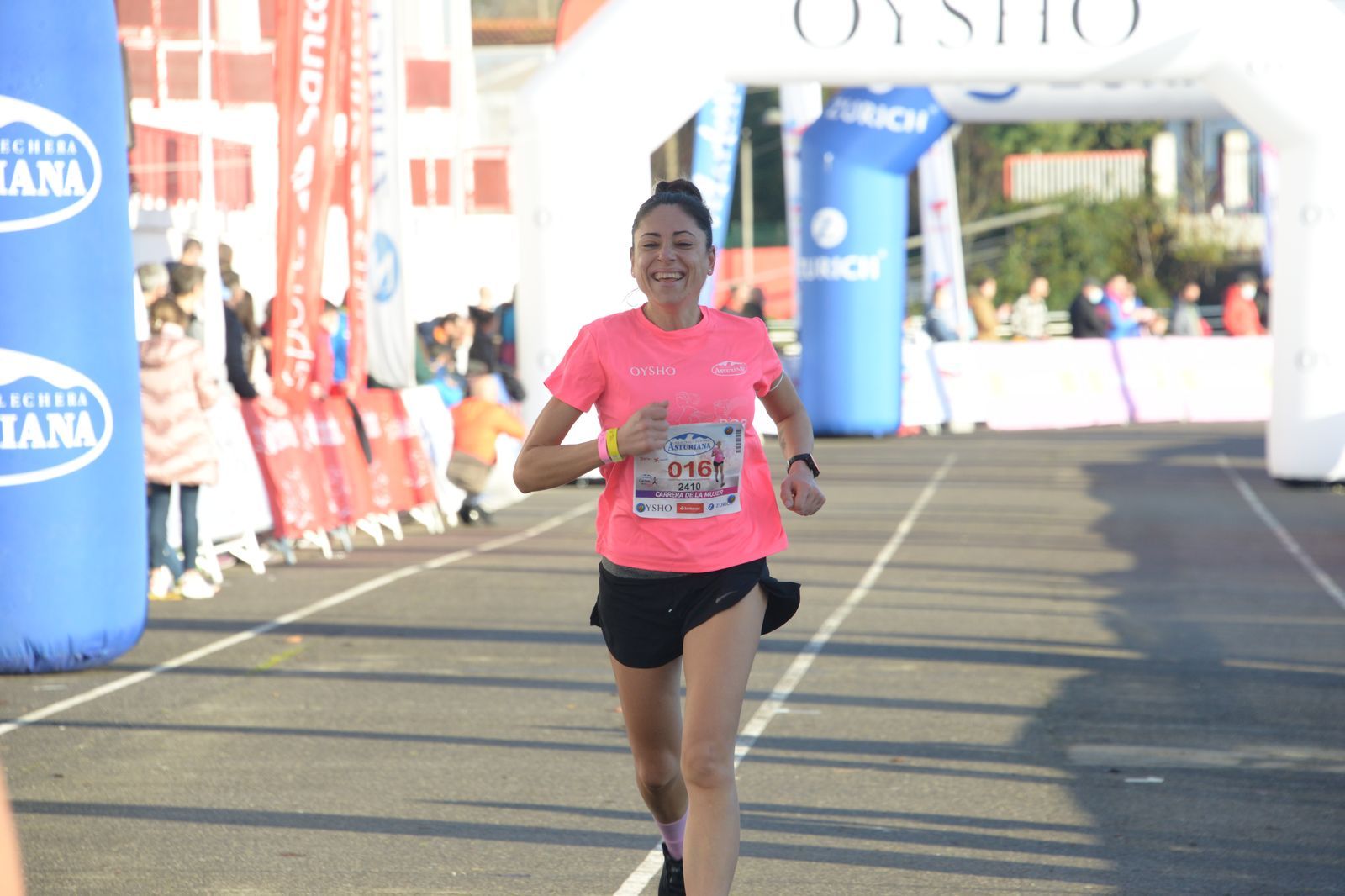 Las mejores fotos de la Carrera de la Mujer Central Lechera Asturiana Gijón 2021 (LLEGADAS A META / GALERÍA 1)