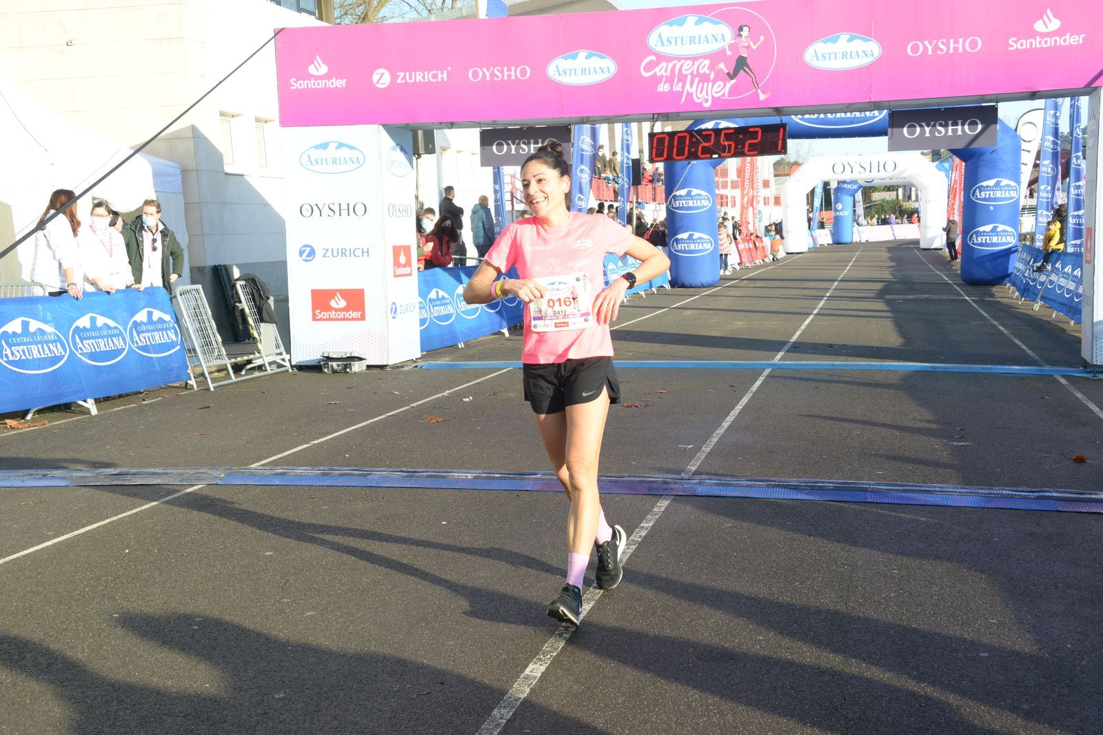 Las mejores fotos de la Carrera de la Mujer Central Lechera Asturiana Gijón 2021 (LLEGADAS A META / GALERÍA 1)