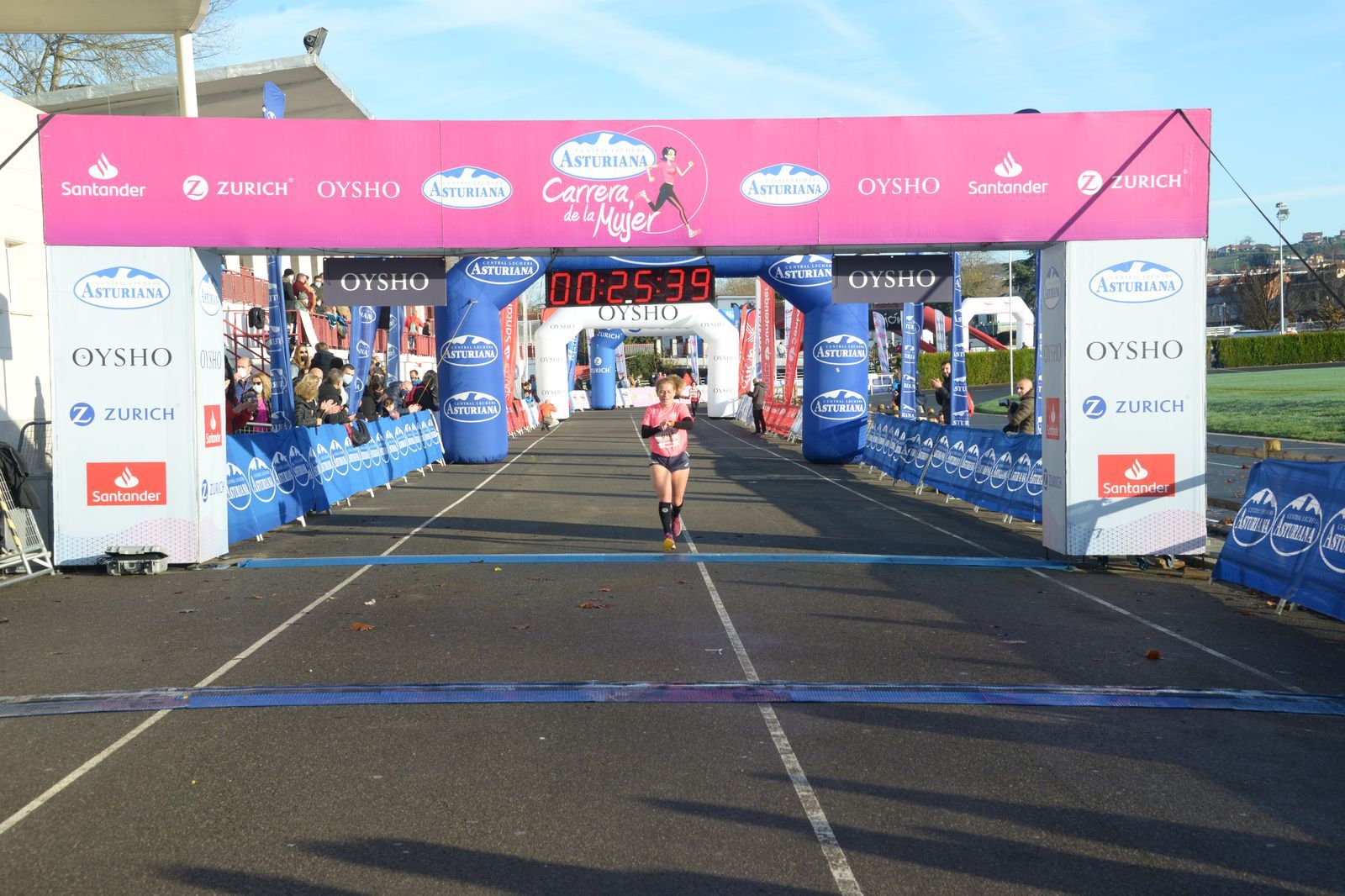 Las mejores fotos de la Carrera de la Mujer Central Lechera Asturiana Gijón 2021 (LLEGADAS A META / GALERÍA 1)