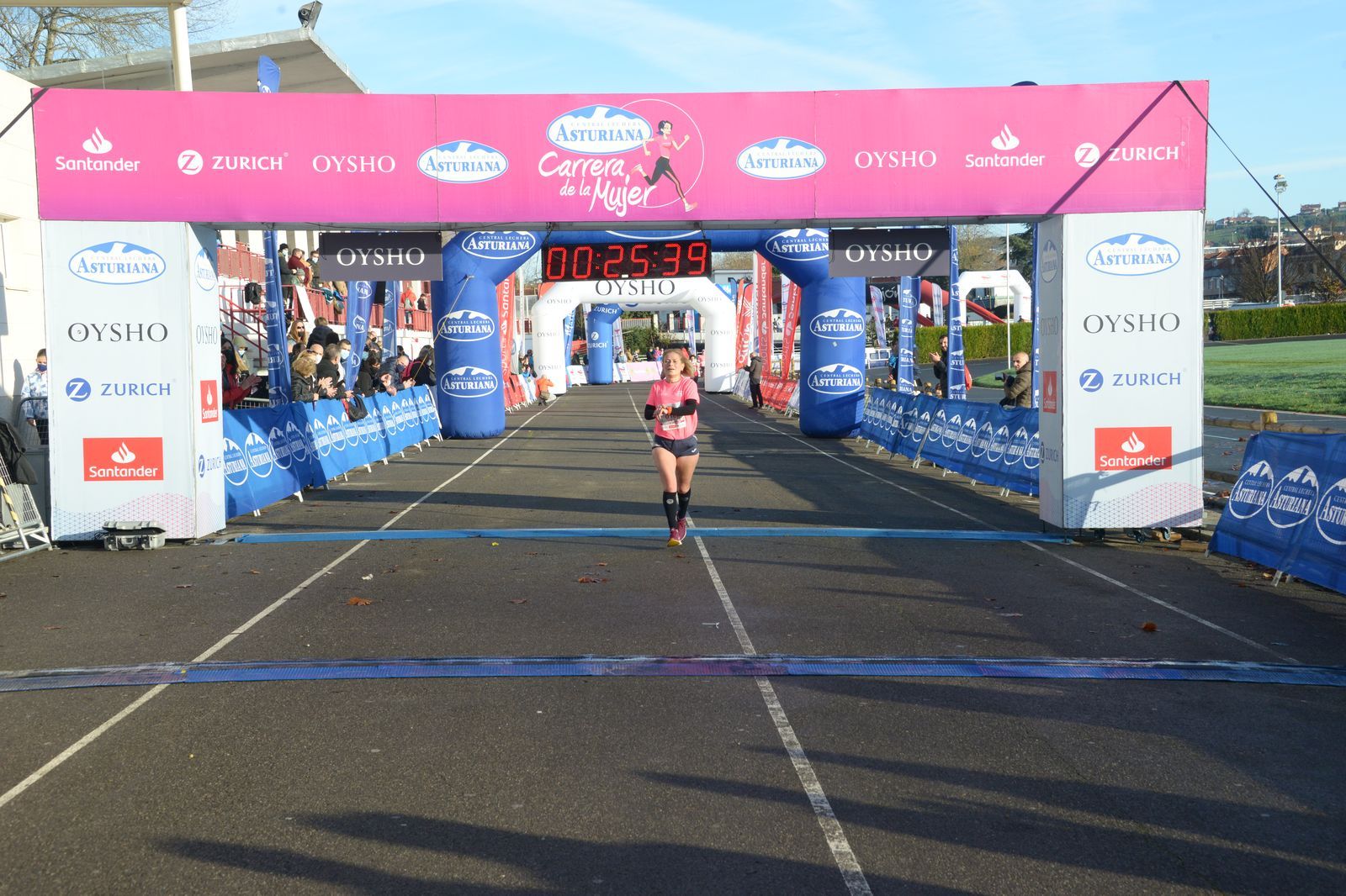 Las mejores fotos de la Carrera de la Mujer Central Lechera Asturiana Gijón 2021 (LLEGADAS A META / GALERÍA 1)