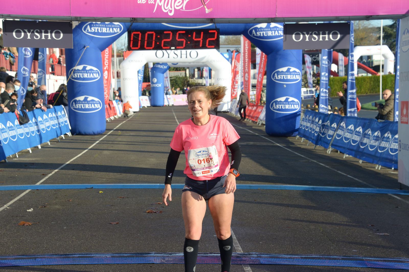 Las mejores fotos de la Carrera de la Mujer Central Lechera Asturiana Gijón 2021 (LLEGADAS A META / GALERÍA 1)