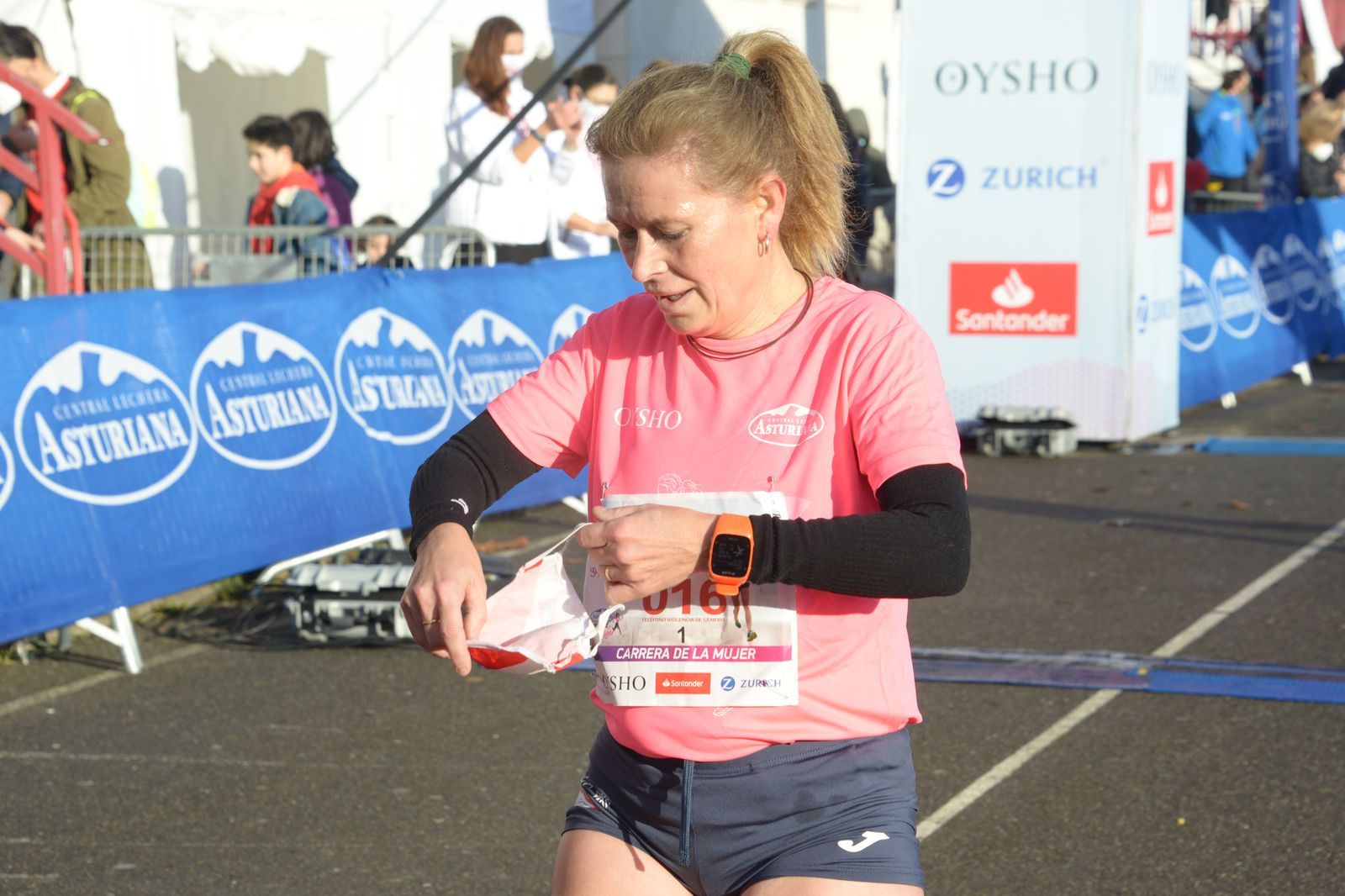 Las mejores fotos de la Carrera de la Mujer Central Lechera Asturiana Gijón 2021 (LLEGADAS A META / GALERÍA 1)