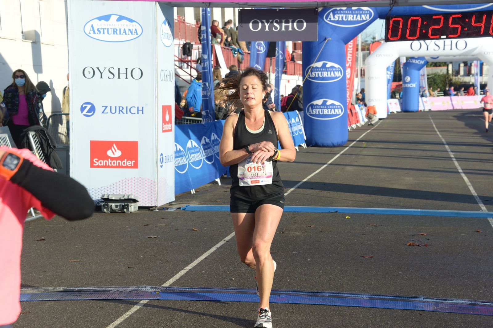 Las mejores fotos de la Carrera de la Mujer Central Lechera Asturiana Gijón 2021 (LLEGADAS A META / GALERÍA 1)
