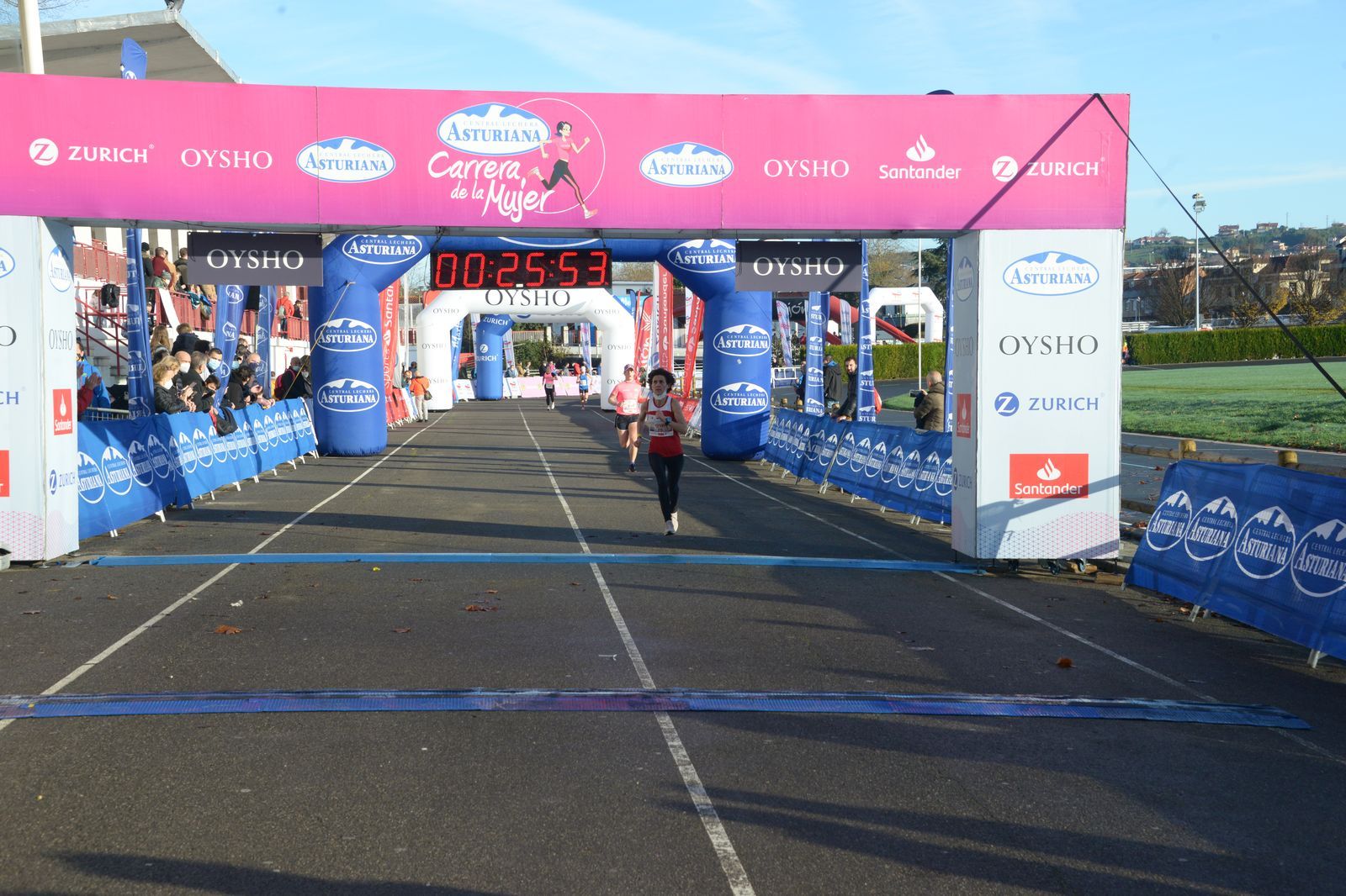 Las mejores fotos de la Carrera de la Mujer Central Lechera Asturiana Gijón 2021 (LLEGADAS A META / GALERÍA 1)