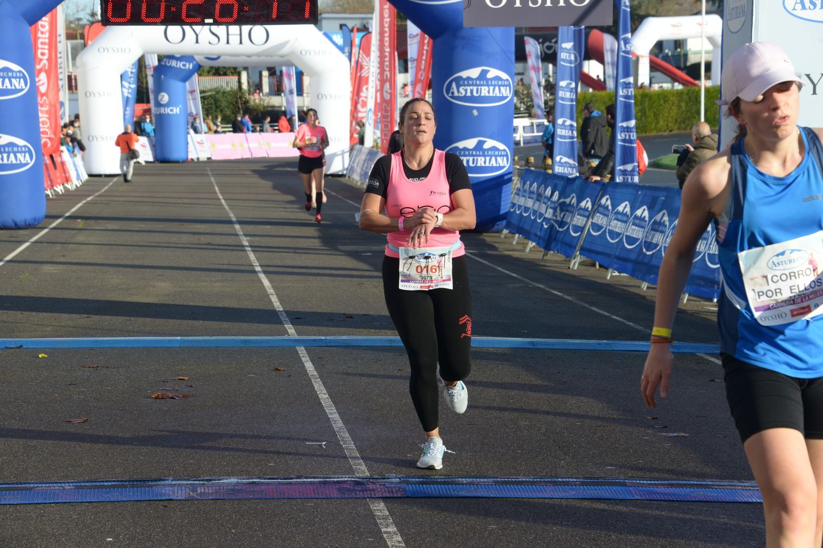 Las mejores fotos de la Carrera de la Mujer Central Lechera Asturiana Gijón 2021 (LLEGADAS A META / GALERÍA 1)