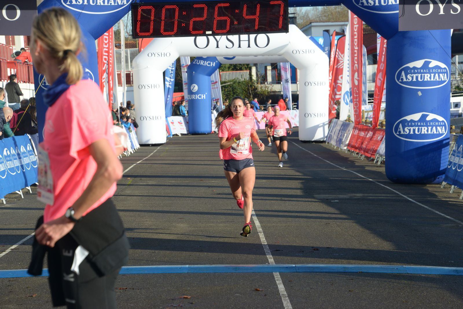 Las mejores fotos de la Carrera de la Mujer Central Lechera Asturiana Gijón 2021 (LLEGADAS A META / GALERÍA 1)