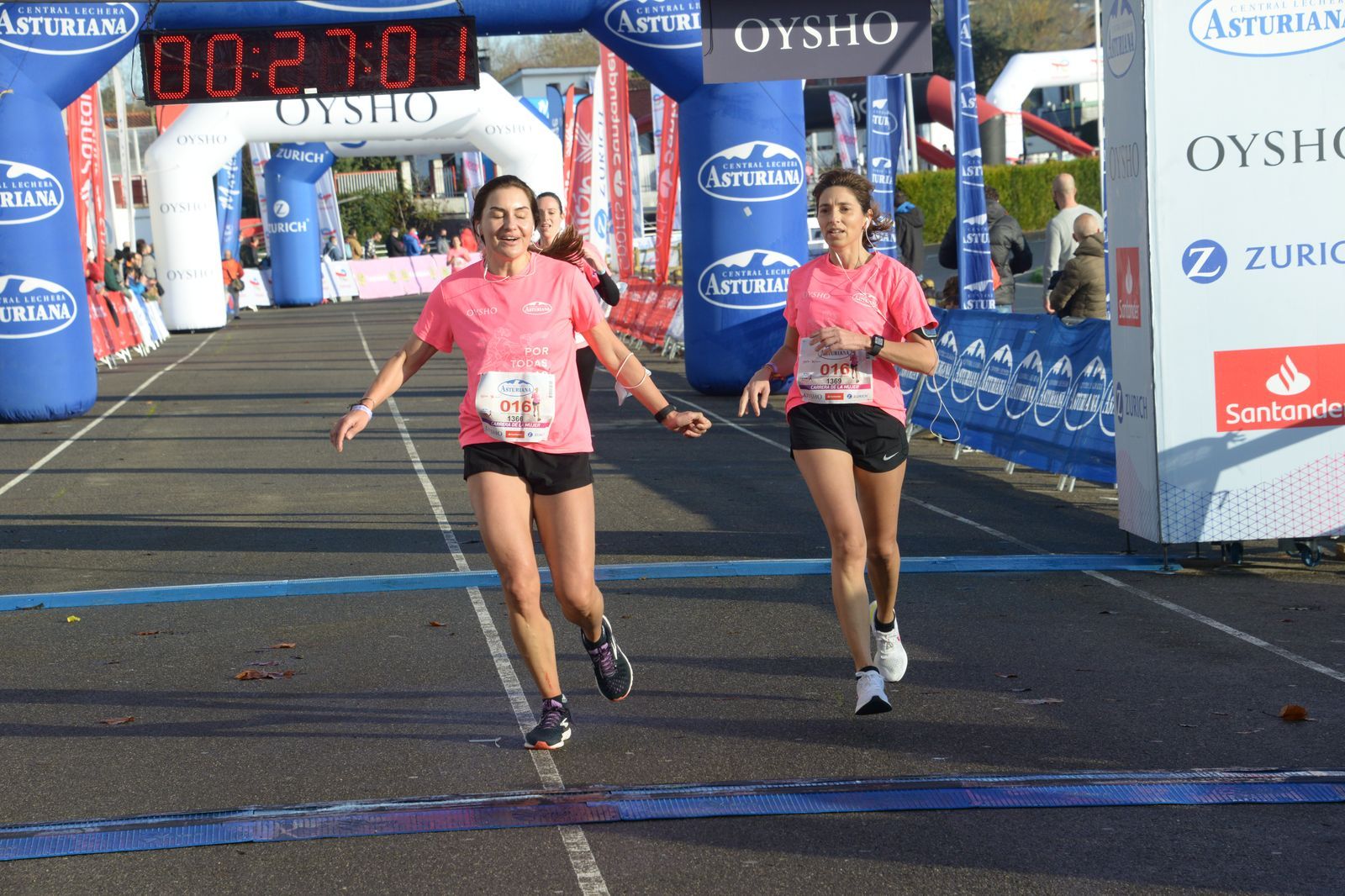 Las mejores fotos de la Carrera de la Mujer Central Lechera Asturiana Gijón 2021 (LLEGADAS A META / GALERÍA 1)
