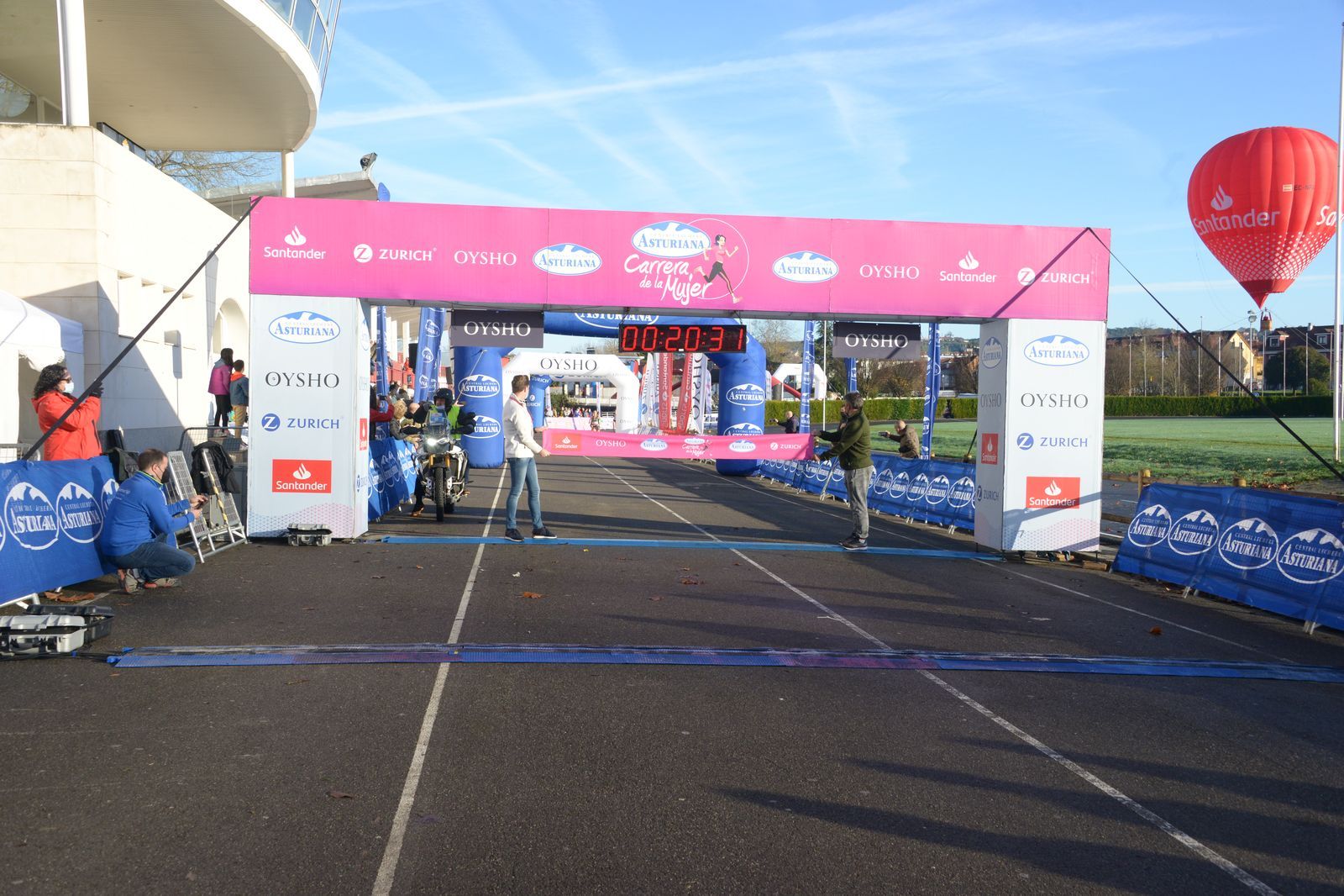 Las mejores fotos de la Carrera de la Mujer Central Lechera Asturiana Gijón 2021 (LLEGADAS A META / GALERÍA 1)