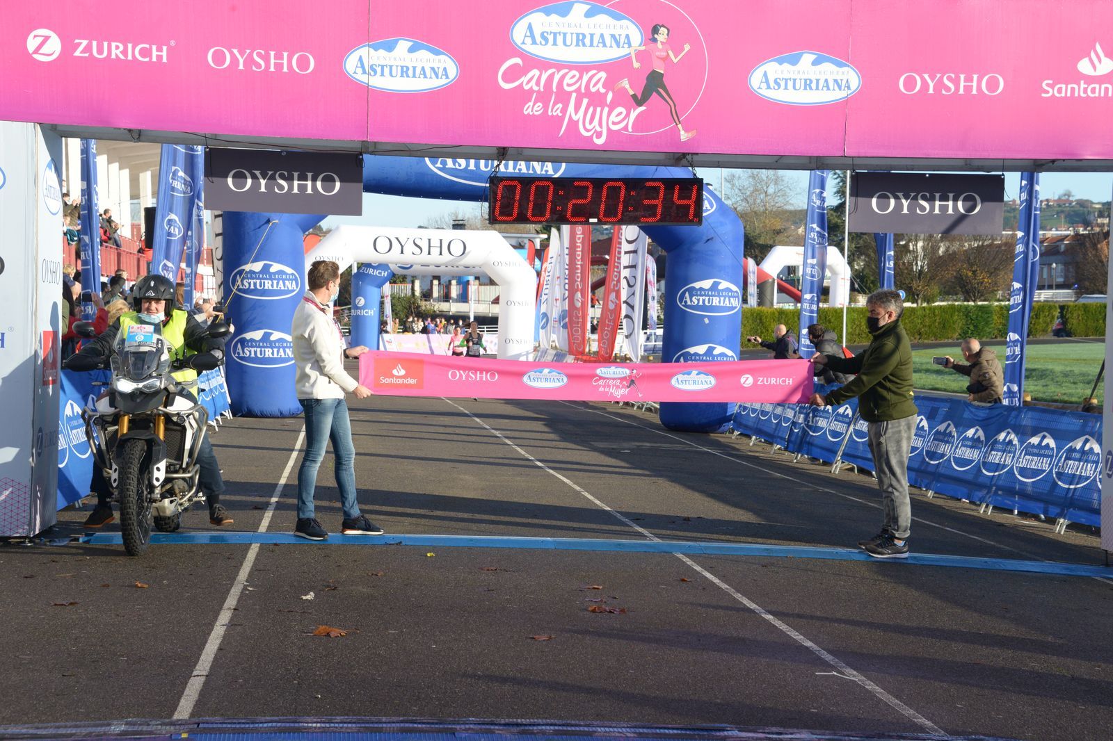 Las mejores fotos de la Carrera de la Mujer Central Lechera Asturiana Gijón 2021 (LLEGADAS A META / GALERÍA 1)