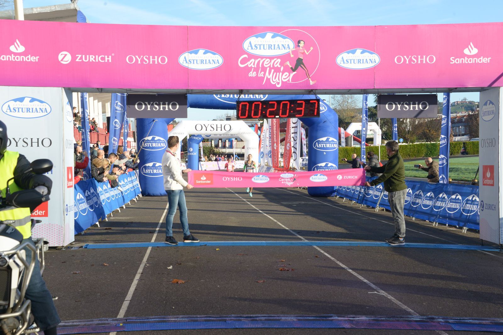 Las mejores fotos de la Carrera de la Mujer Central Lechera Asturiana Gijón 2021 (LLEGADAS A META / GALERÍA 1)