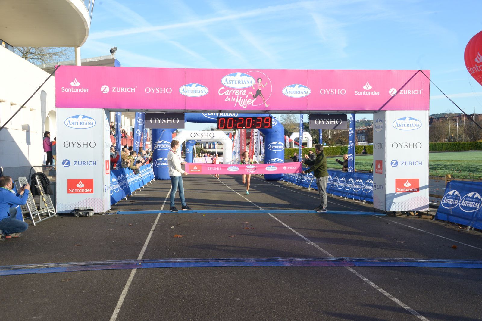 Las mejores fotos de la Carrera de la Mujer Central Lechera Asturiana Gijón 2021 (LLEGADAS A META / GALERÍA 1)