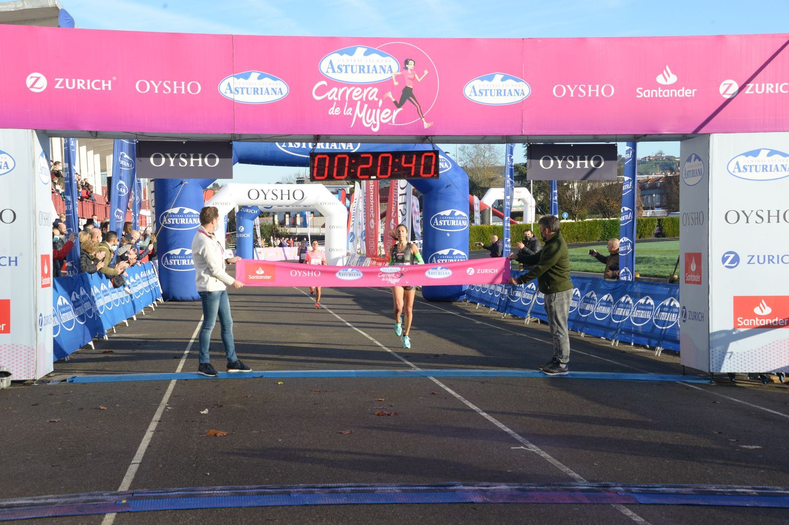 Las mejores fotos de la Carrera de la Mujer Central Lechera Asturiana Gijón 2021 (LLEGADAS A META / GALERÍA 1)