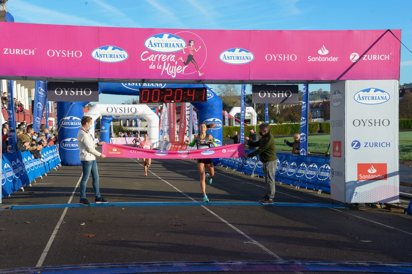 Las mejores fotos de la Carrera de la Mujer Central Lechera Asturiana Gijón 2021 (LLEGADAS A META / GALERÍA 1)