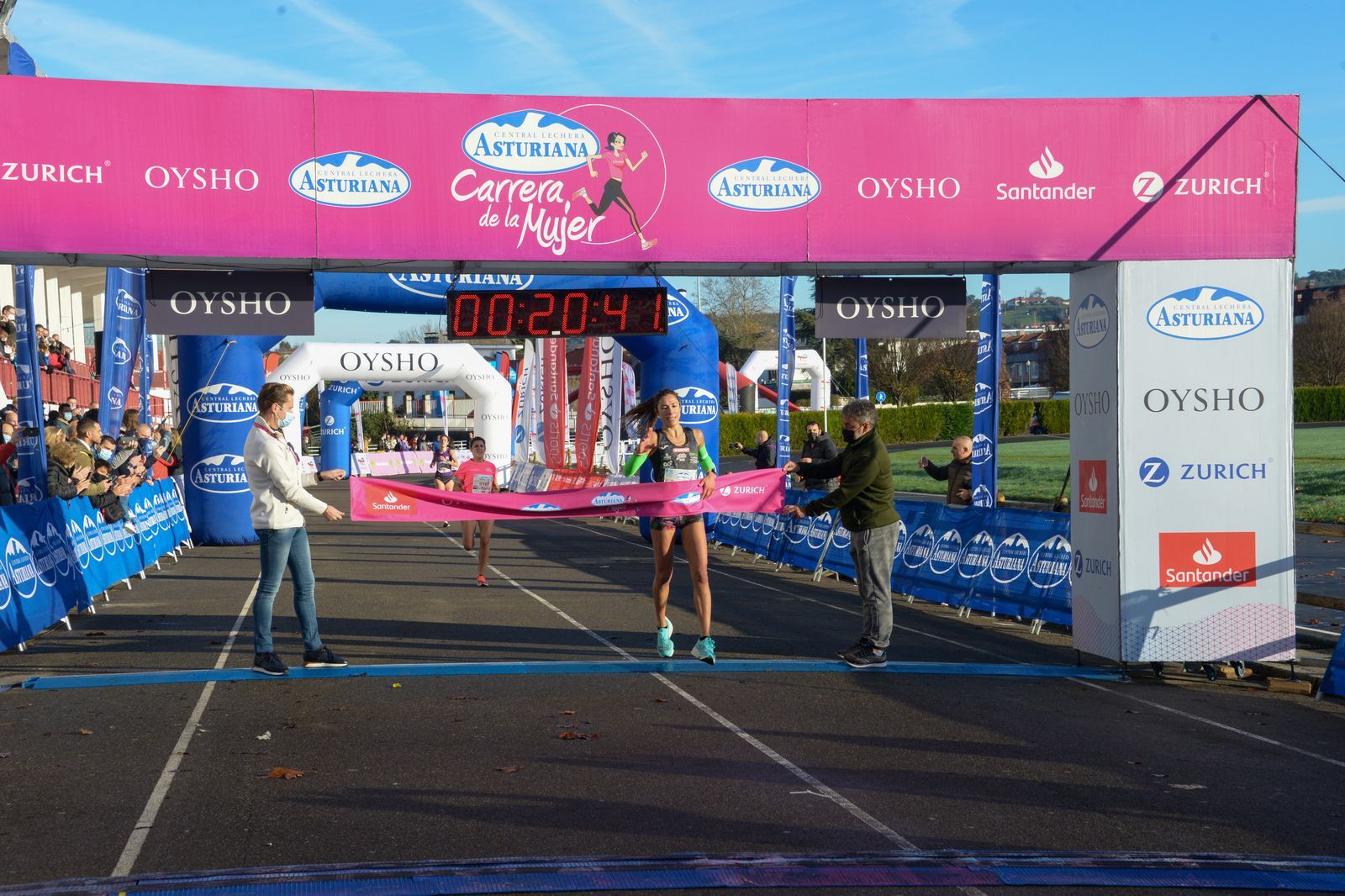 Las mejores fotos de la Carrera de la Mujer Central Lechera Asturiana Gijón 2021 (LLEGADAS A META / GALERÍA 1)