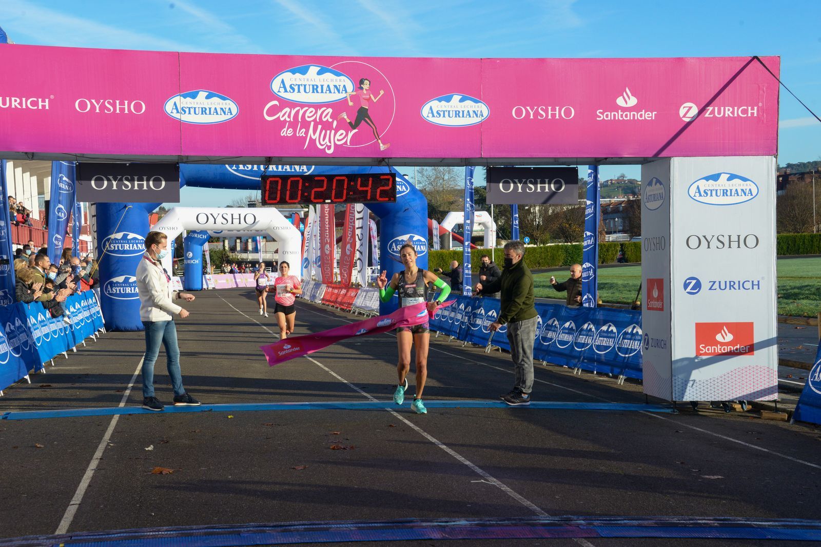 Las mejores fotos de la Carrera de la Mujer Central Lechera Asturiana Gijón 2021 (LLEGADAS A META / GALERÍA 1)