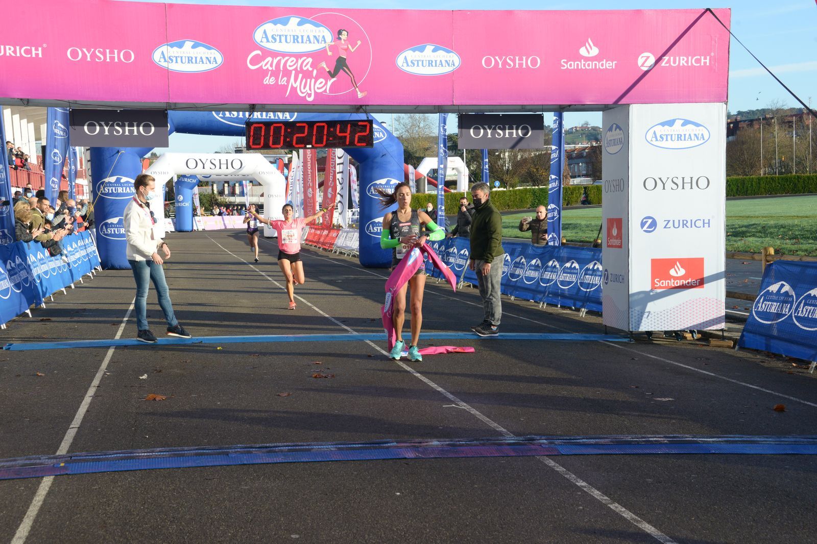 Las mejores fotos de la Carrera de la Mujer Central Lechera Asturiana Gijón 2021 (LLEGADAS A META / GALERÍA 1)