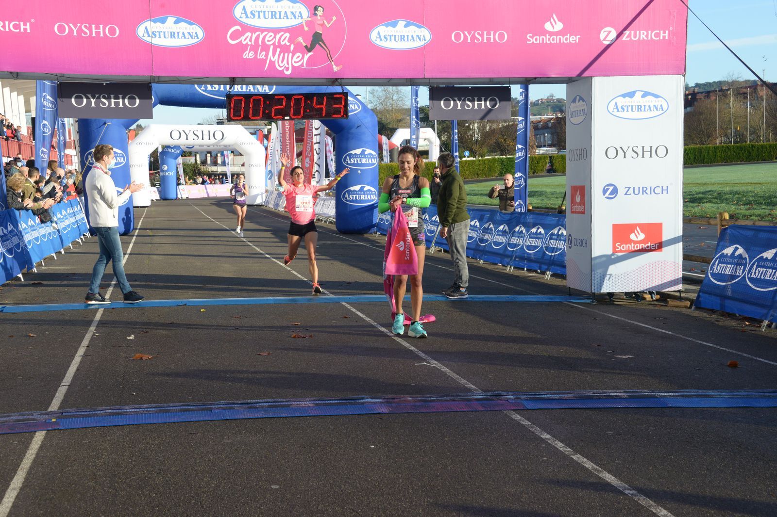 Las mejores fotos de la Carrera de la Mujer Central Lechera Asturiana Gijón 2021 (LLEGADAS A META / GALERÍA 1)
