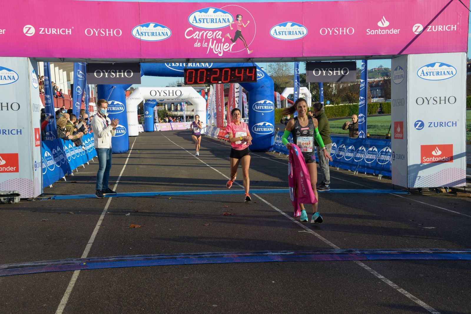 Las mejores fotos de la Carrera de la Mujer Central Lechera Asturiana Gijón 2021 (LLEGADAS A META / GALERÍA 1)