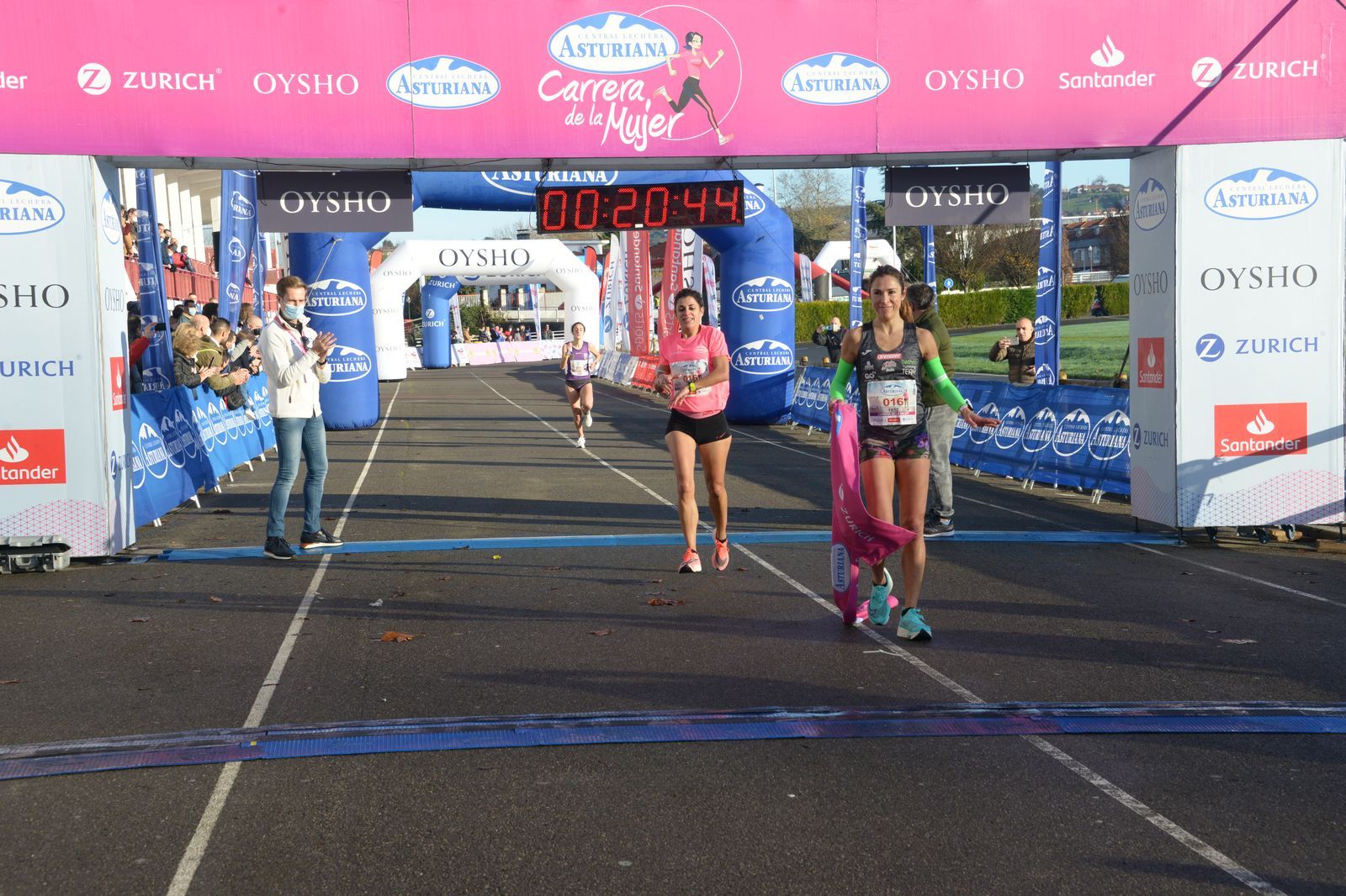 Las mejores fotos de la Carrera de la Mujer Central Lechera Asturiana Gijón 2021 (LLEGADAS A META / GALERÍA 1)