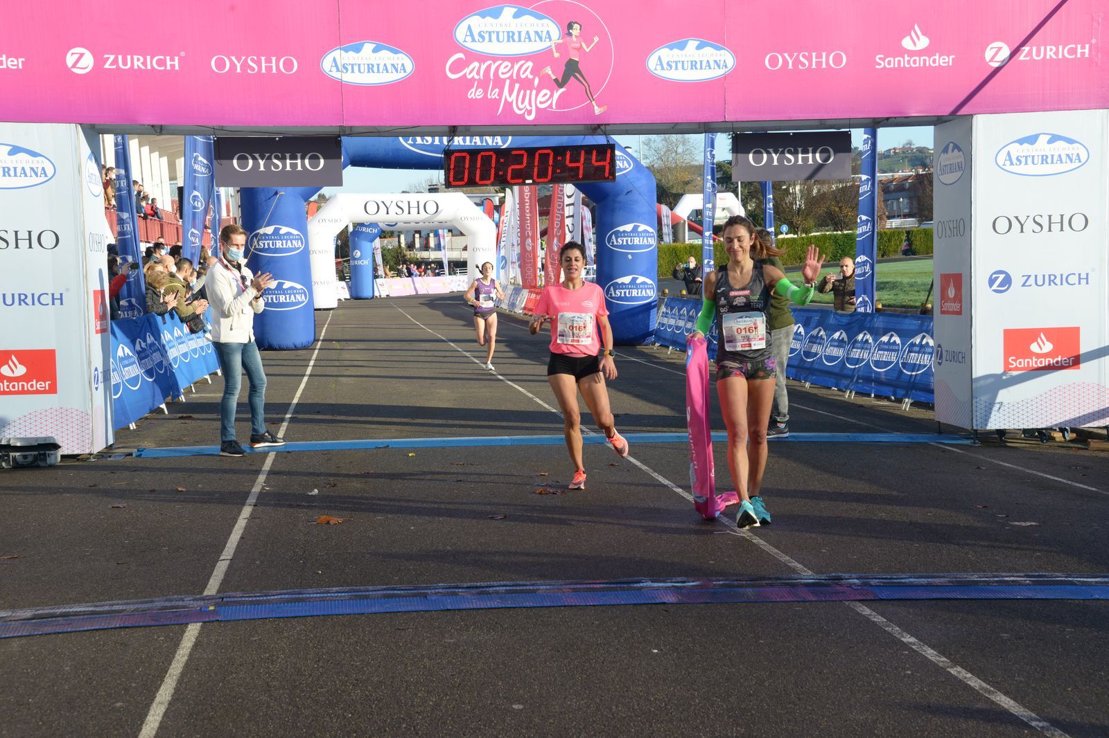 Las mejores fotos de la Carrera de la Mujer Central Lechera Asturiana Gijón 2021 (LLEGADAS A META / GALERÍA 1)