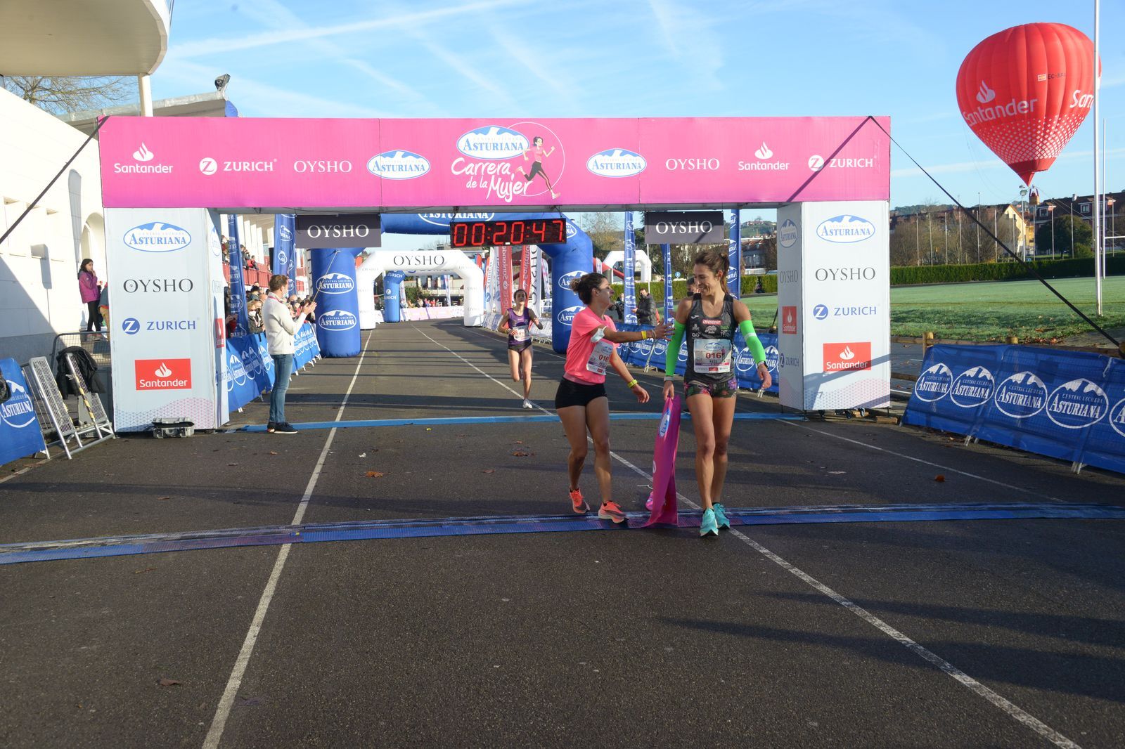 Las mejores fotos de la Carrera de la Mujer Central Lechera Asturiana Gijón 2021 (LLEGADAS A META / GALERÍA 1)