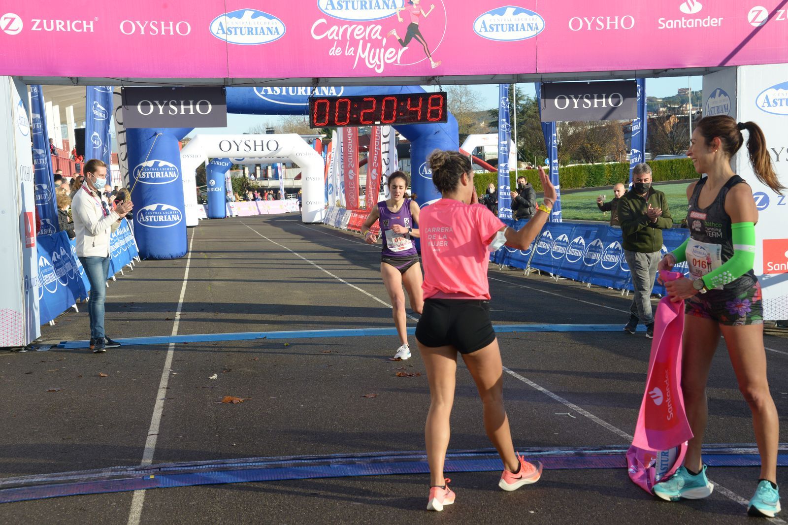 Las mejores fotos de la Carrera de la Mujer Central Lechera Asturiana Gijón 2021 (LLEGADAS A META / GALERÍA 1)