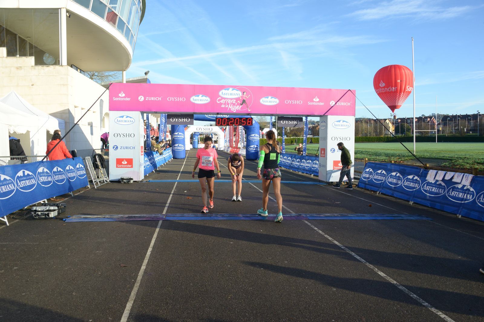 Las mejores fotos de la Carrera de la Mujer Central Lechera Asturiana Gijón 2021 (LLEGADAS A META / GALERÍA 1)