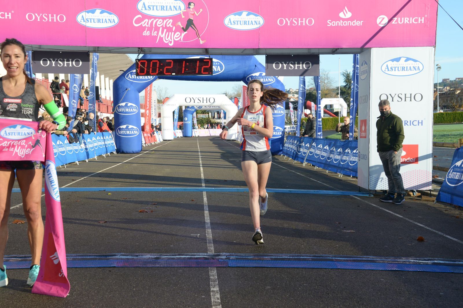 Las mejores fotos de la Carrera de la Mujer Central Lechera Asturiana Gijón 2021 (LLEGADAS A META / GALERÍA 1)