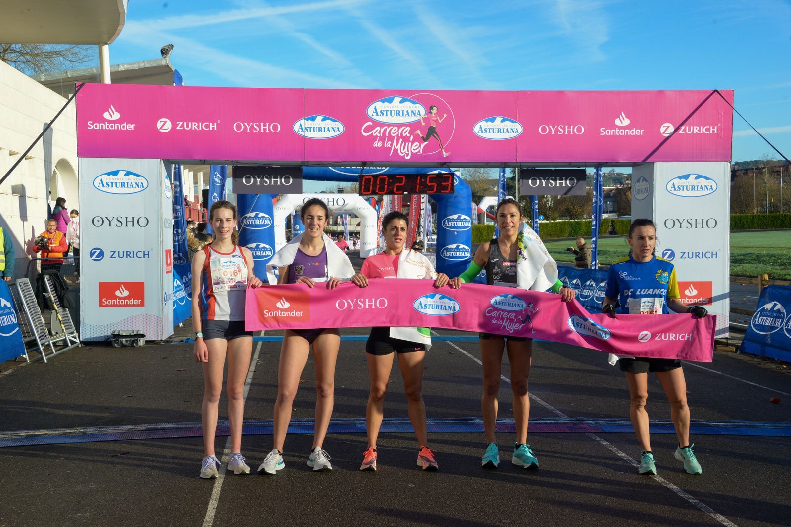 Las mejores fotos de la Carrera de la Mujer Central Lechera Asturiana Gijón 2021 (LLEGADAS A META / GALERÍA 1)