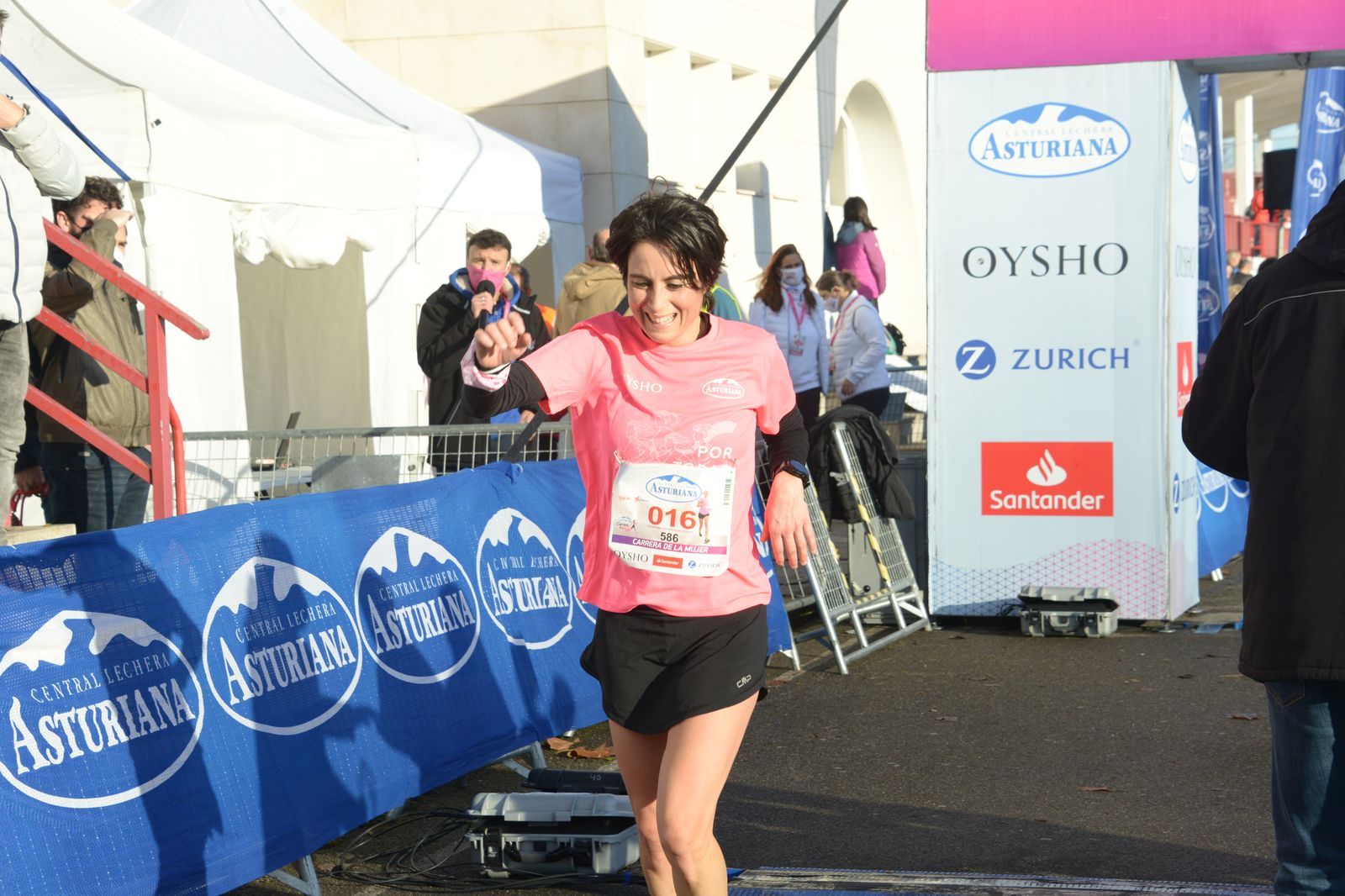 Las mejores fotos de la Carrera de la Mujer Central Lechera Asturiana Gijón 2021 (LLEGADAS A META / GALERÍA 1)