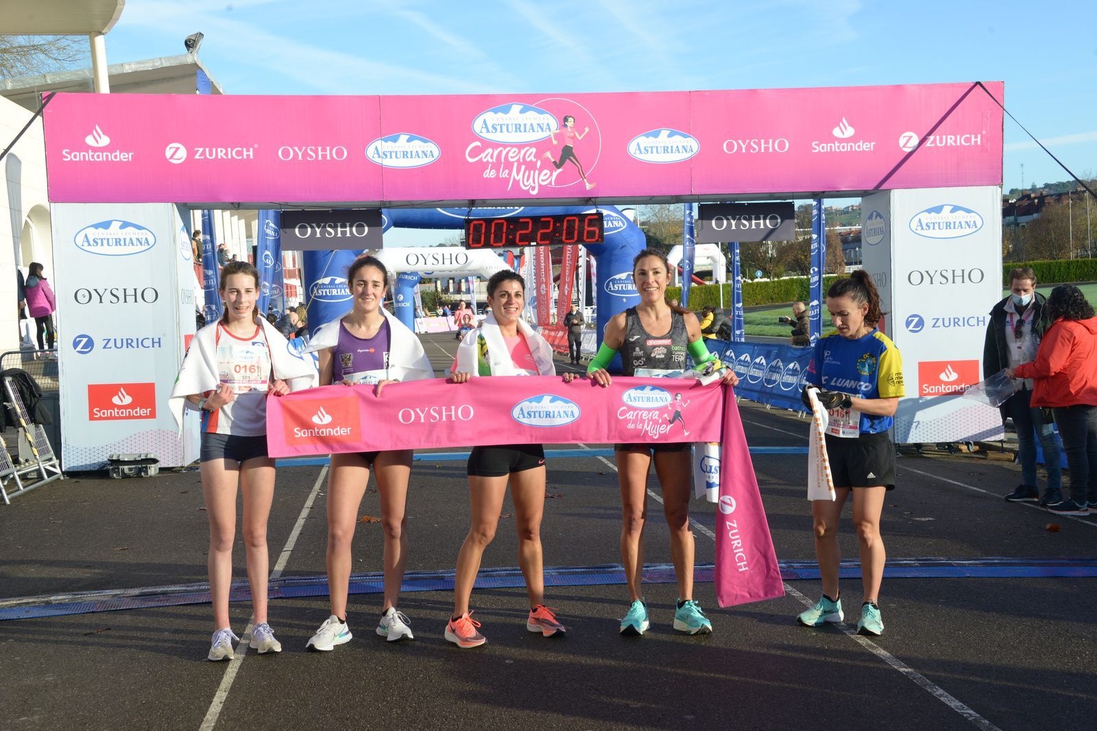 Las mejores fotos de la Carrera de la Mujer Central Lechera Asturiana Gijón 2021 (LLEGADAS A META / GALERÍA 1)
