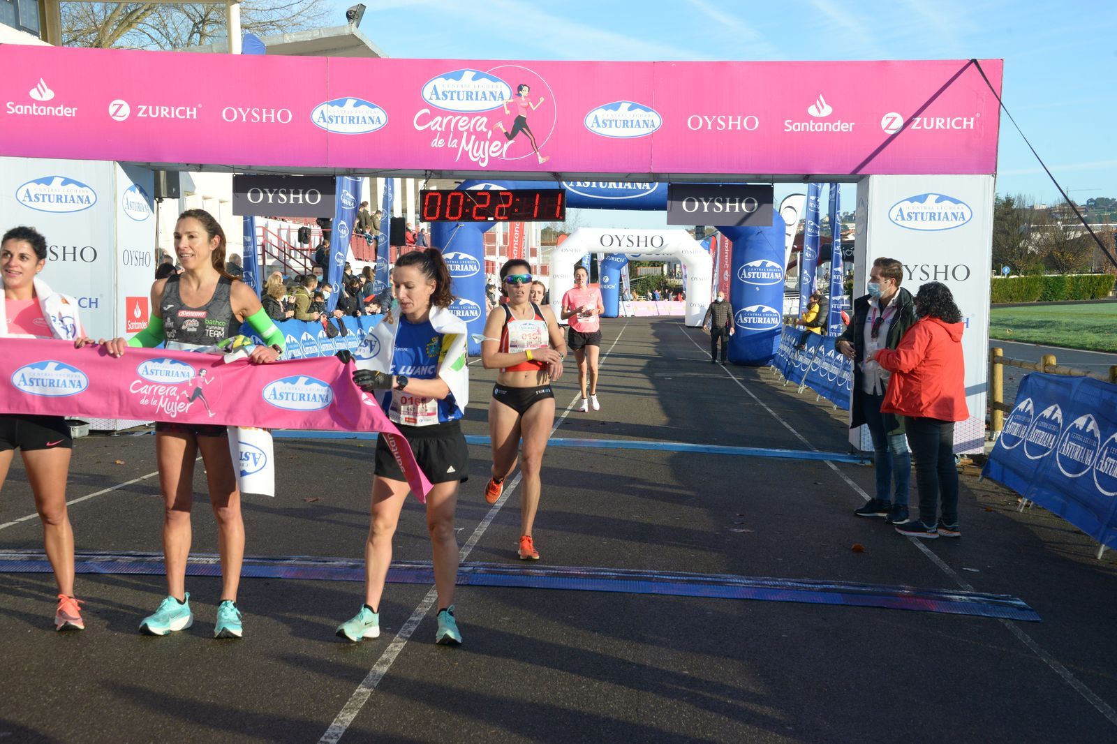 Las mejores fotos de la Carrera de la Mujer Central Lechera Asturiana Gijón 2021 (LLEGADAS A META / GALERÍA 1)