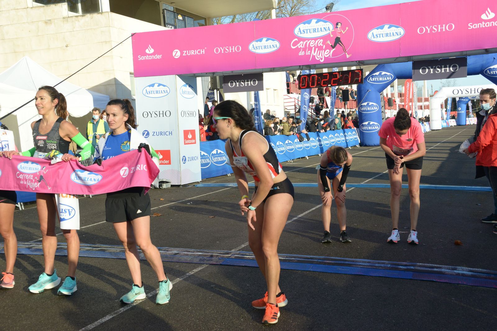 Las mejores fotos de la Carrera de la Mujer Central Lechera Asturiana Gijón 2021 (LLEGADAS A META / GALERÍA 1)