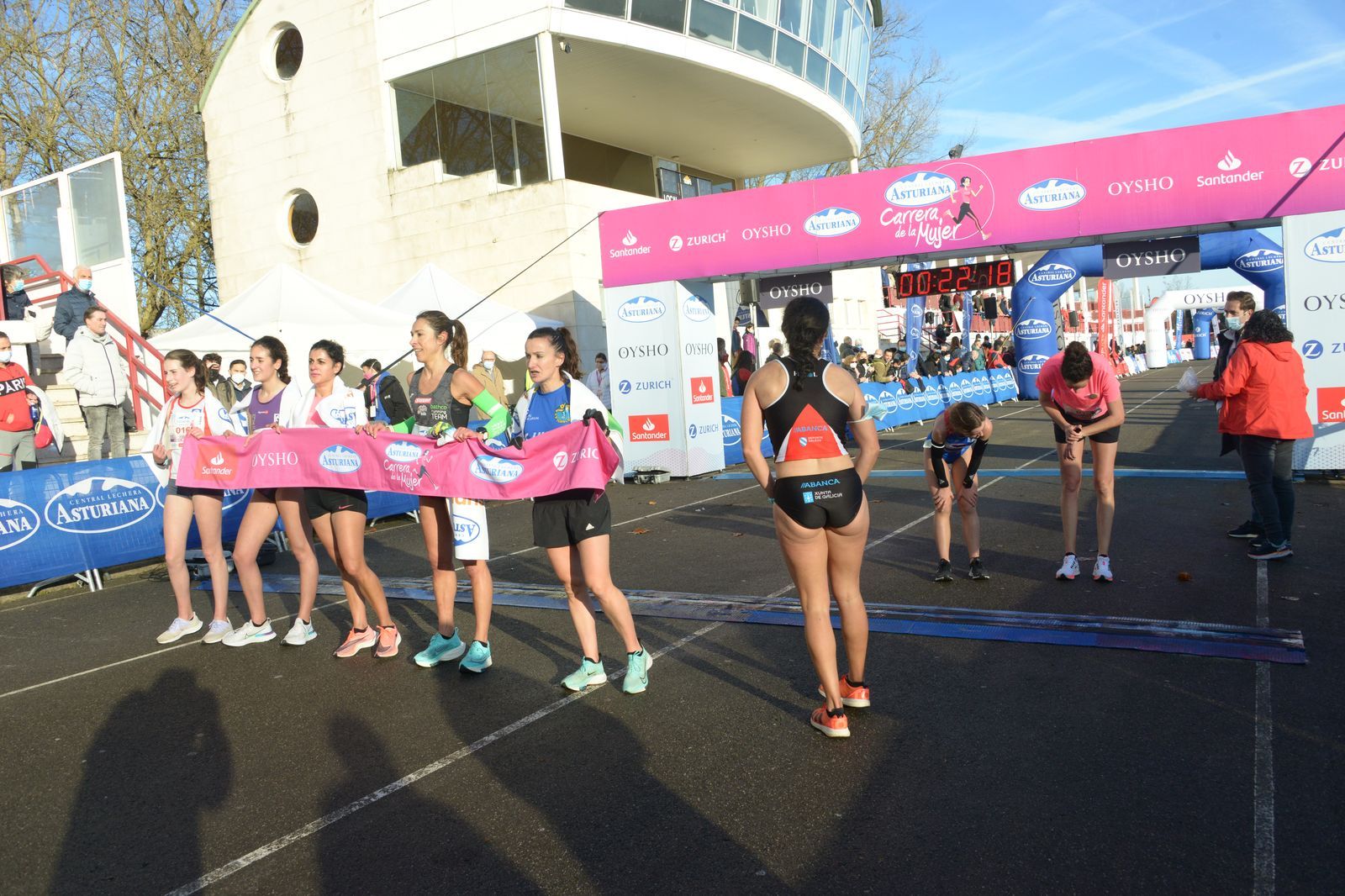 Las mejores fotos de la Carrera de la Mujer Central Lechera Asturiana Gijón 2021 (LLEGADAS A META / GALERÍA 1)