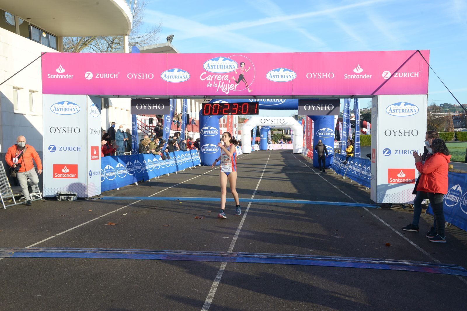 Las mejores fotos de la Carrera de la Mujer Central Lechera Asturiana Gijón 2021 (LLEGADAS A META / GALERÍA 1)