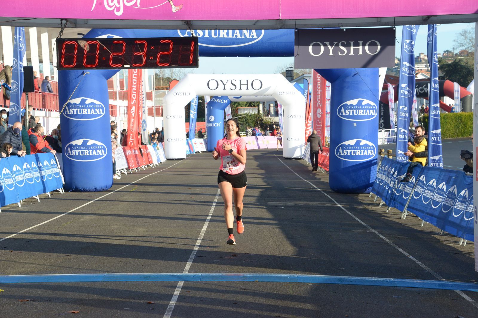 Las mejores fotos de la Carrera de la Mujer Central Lechera Asturiana Gijón 2021 (LLEGADAS A META / GALERÍA 1)