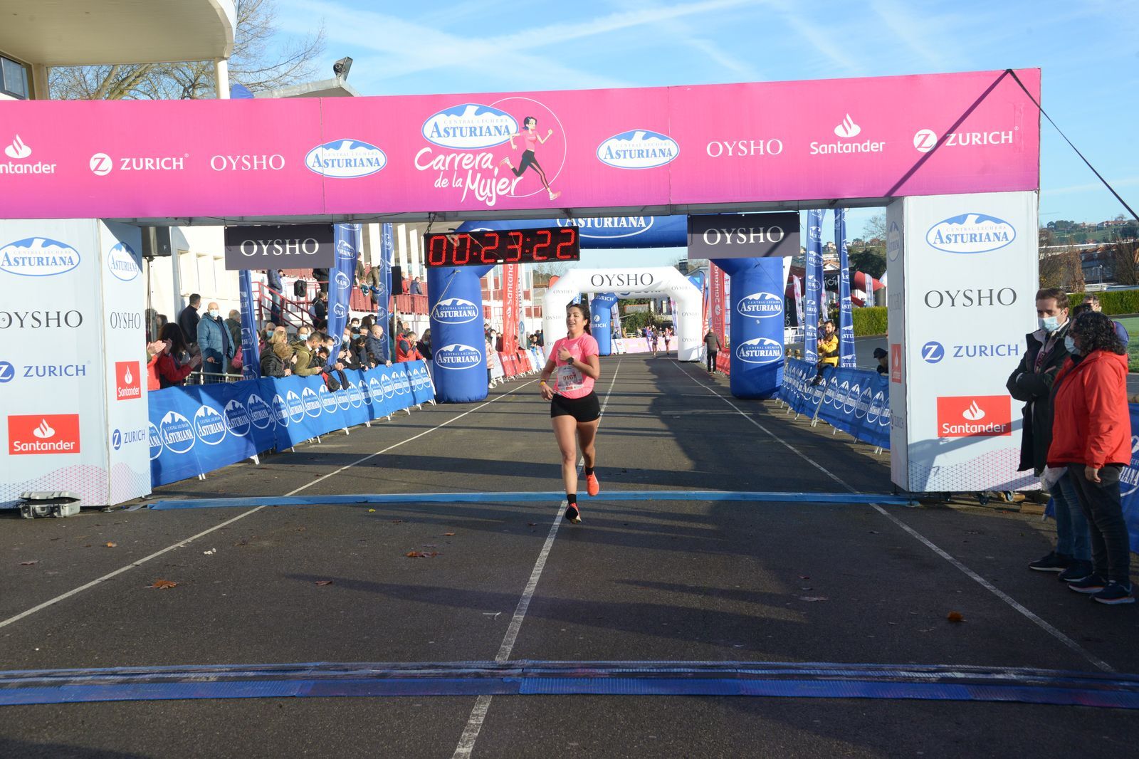 Las mejores fotos de la Carrera de la Mujer Central Lechera Asturiana Gijón 2021 (LLEGADAS A META / GALERÍA 1)