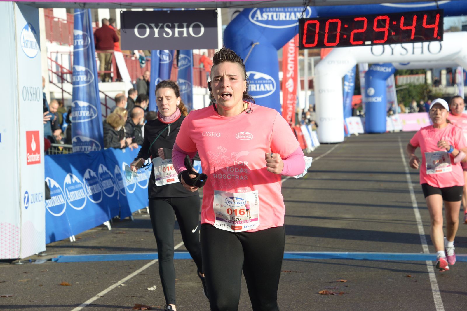 Las mejores fotos de la Carrera de la Mujer Central Lechera Asturiana Gijón 2021 (LLEGADAS A META / GALERÍA 2)