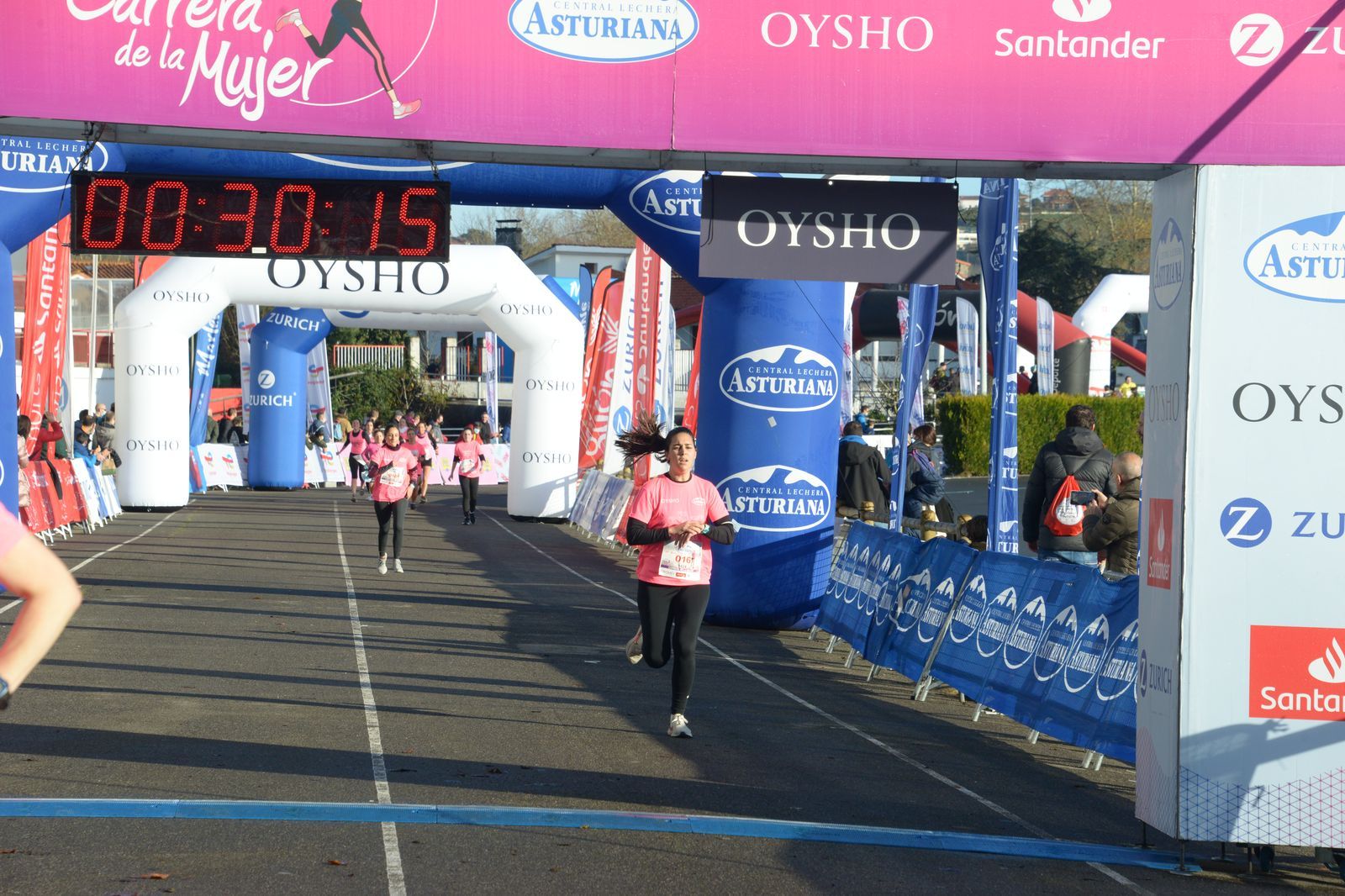 Las mejores fotos de la Carrera de la Mujer Central Lechera Asturiana Gijón 2021 (LLEGADAS A META / GALERÍA 2)