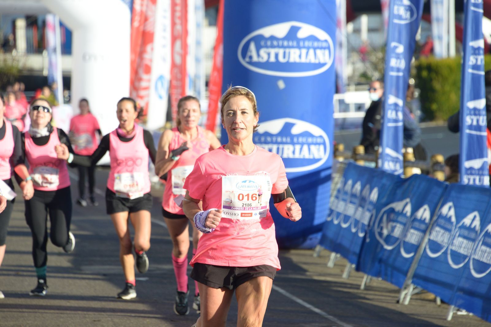 Las mejores fotos de la Carrera de la Mujer Central Lechera Asturiana Gijón 2021 (LLEGADAS A META / GALERÍA 2)
